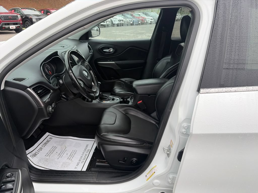 Used 2019 Jeep Cherokee Latitude Plus AWD/4WD image 10