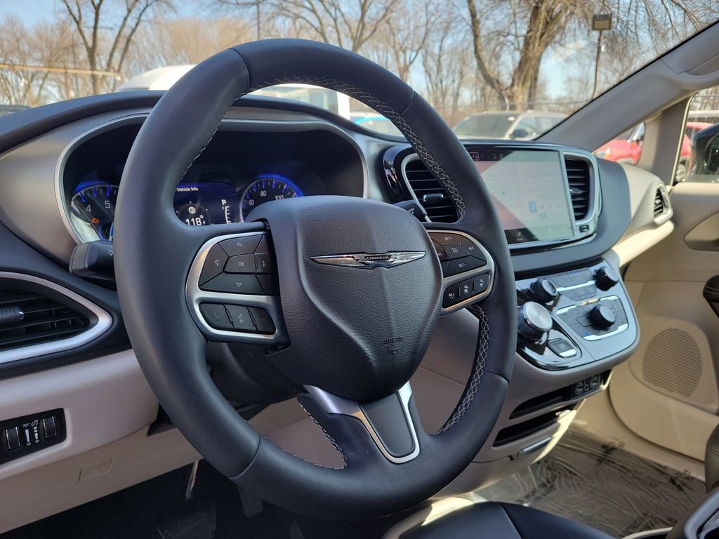Certified 2024 Chrysler Pacifica Touring-L image 20