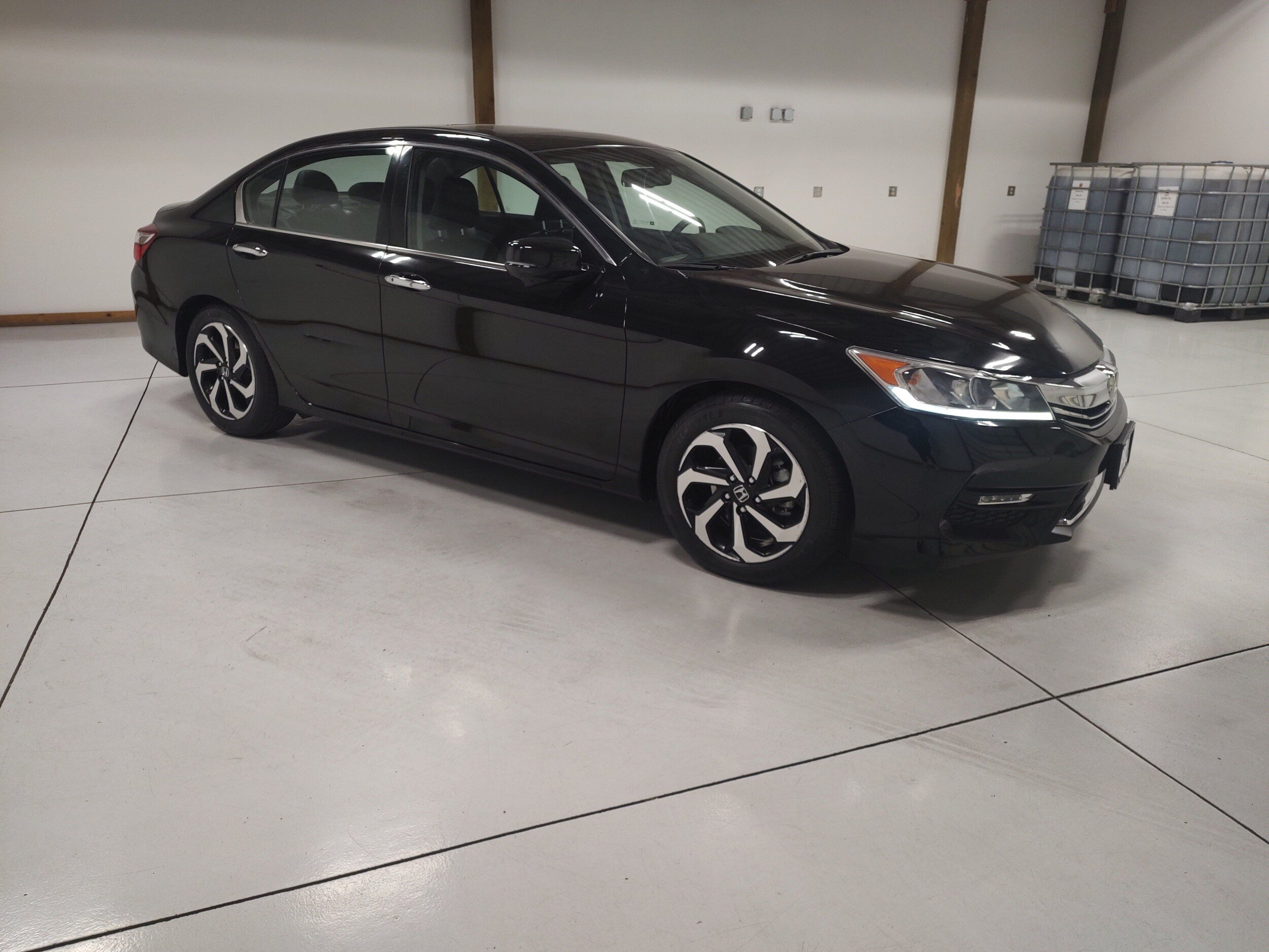 Used 2017 Honda Accord EX-L image 2