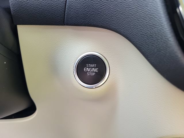 Used 2024 Volvo XC40 B5 Plus w/ Protection Package Premier AWD/4WD image 34