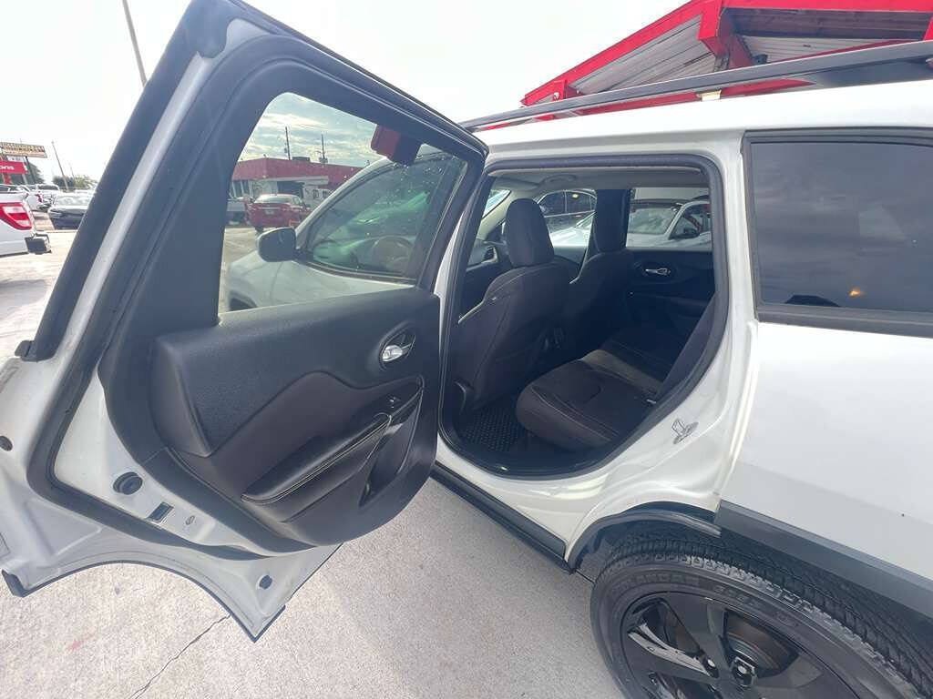 Used 2016 Jeep Cherokee Latitude w/ Cold Weather Group FWD image 4