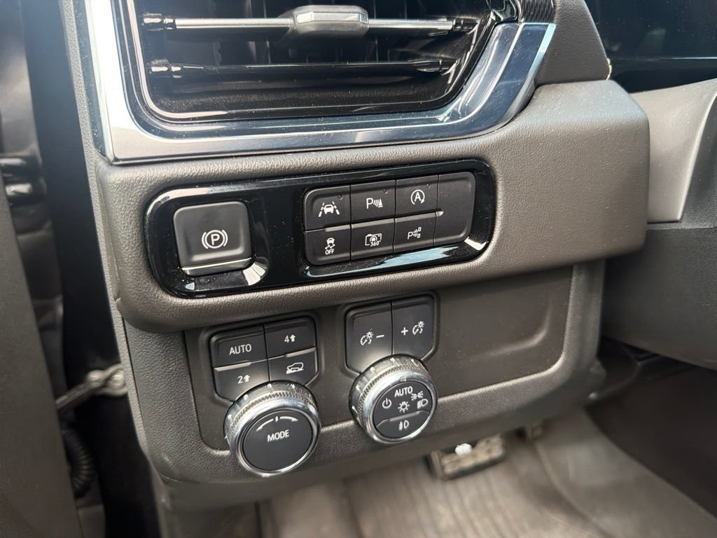 Certified 2025 GMC Yukon XL Elevation w/ LPO, Elevation Black Package AWD/4WD image 12