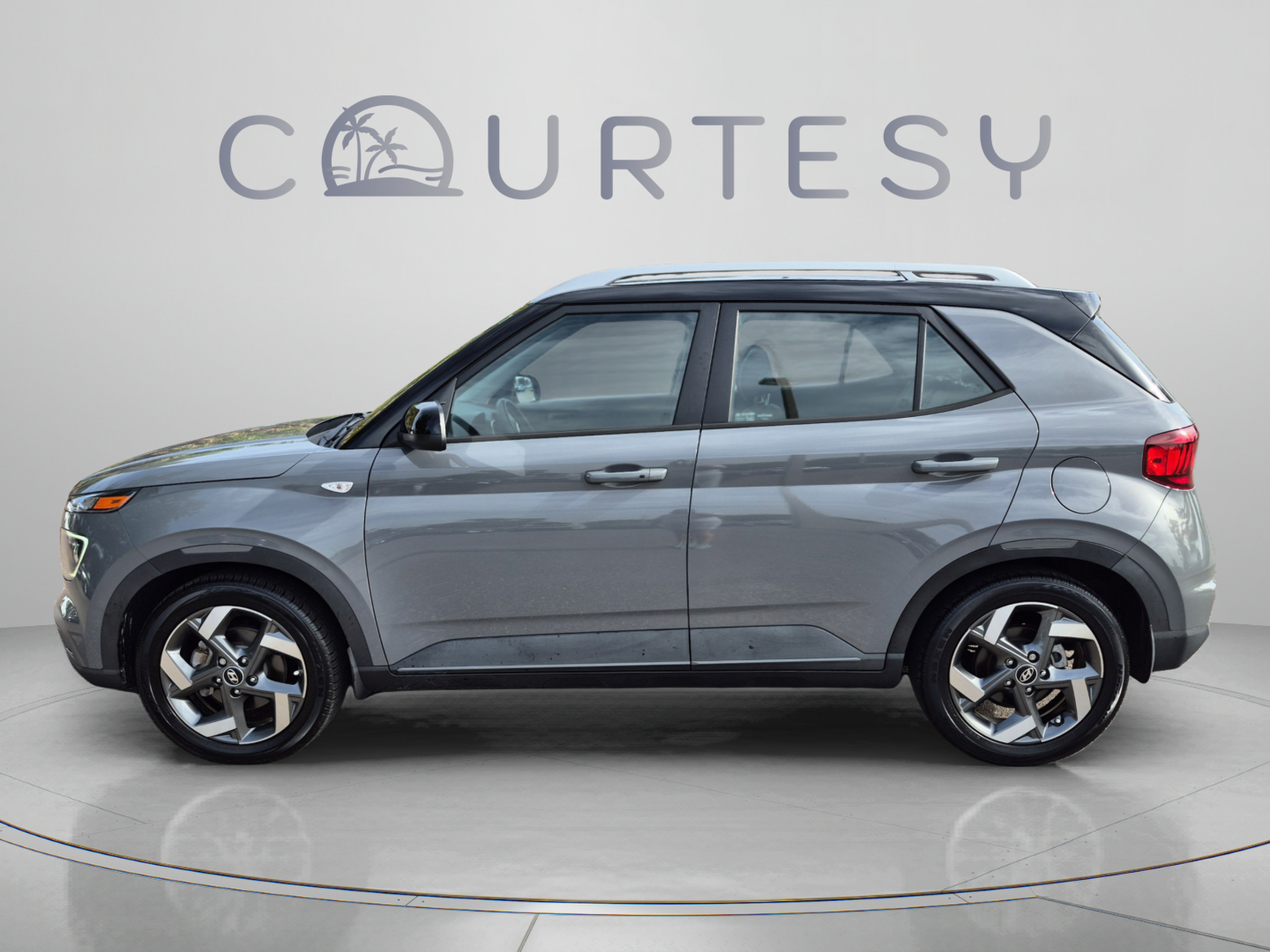 Certified 2022 Hyundai Venue Limited FWD image 2