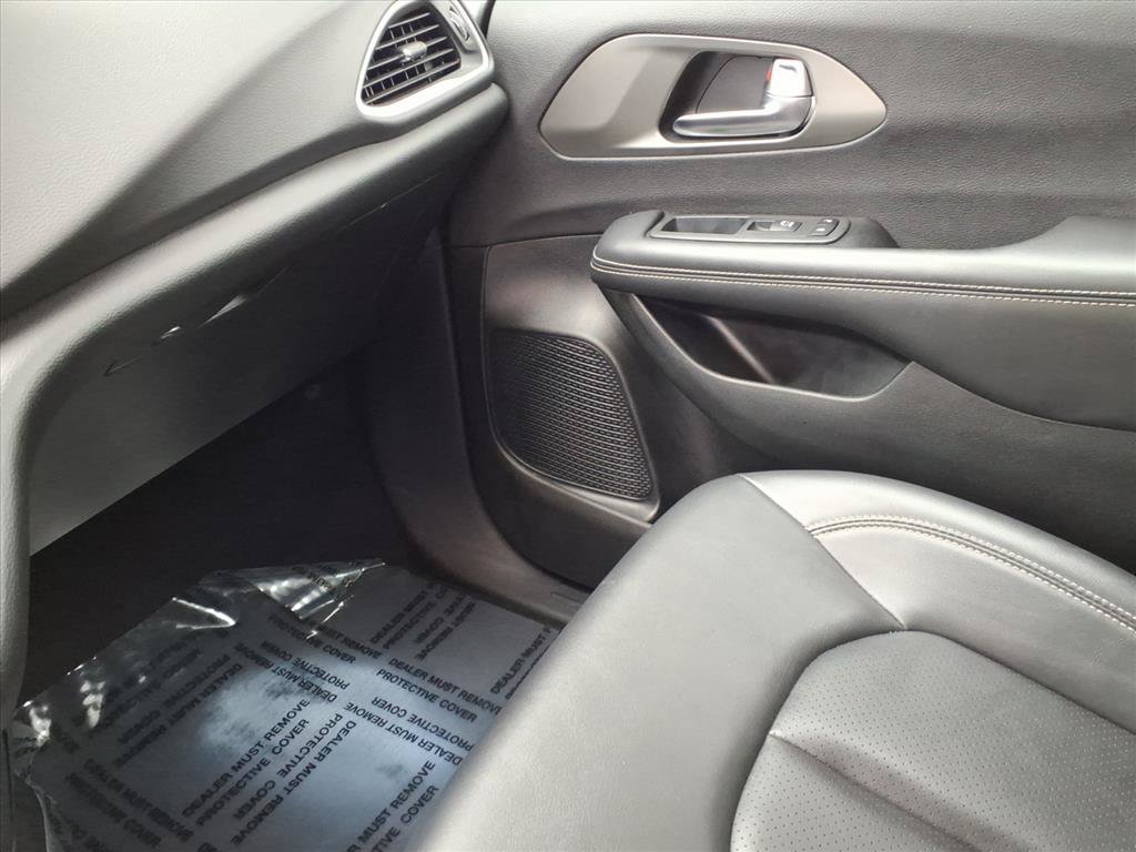 Used 2025 Chrysler Pacifica Select FWD image 21