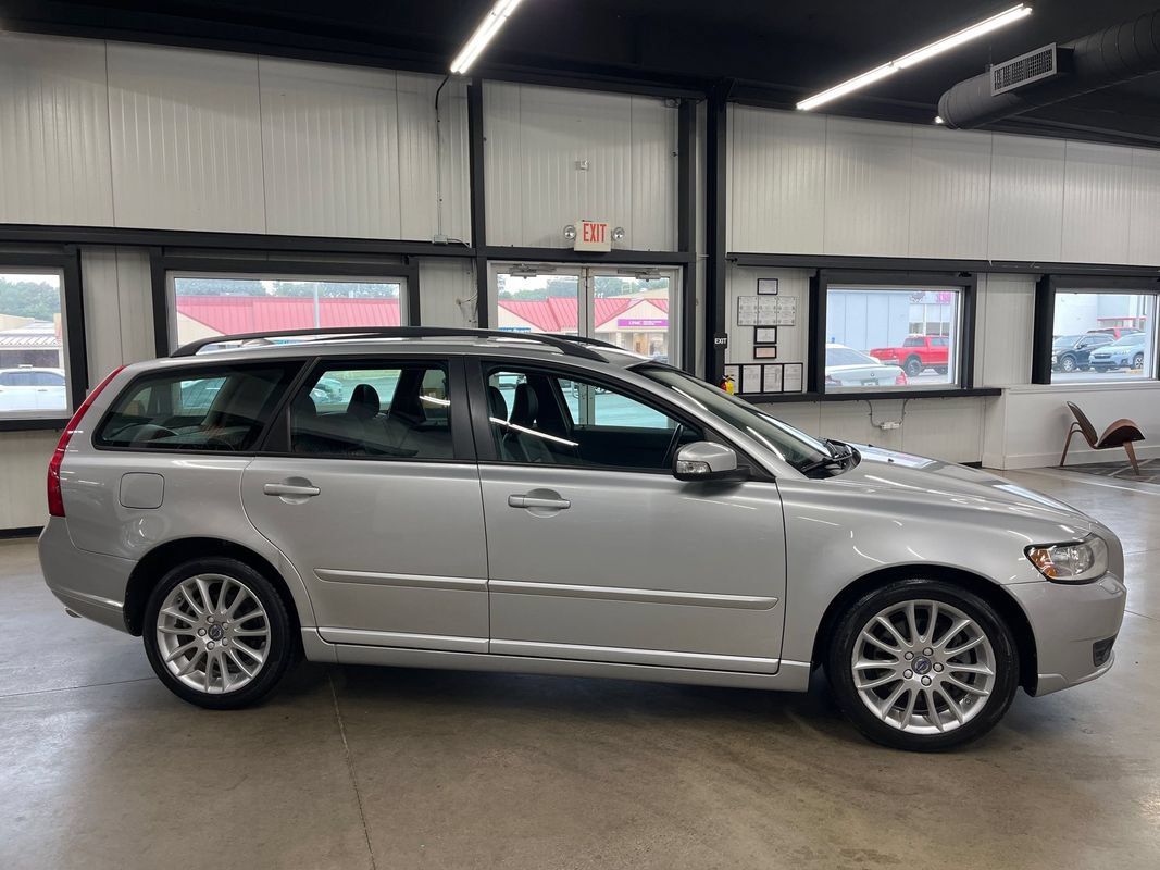 Used 2011 Volvo V50 T5 w/ Preferred Pkg FWD image 21