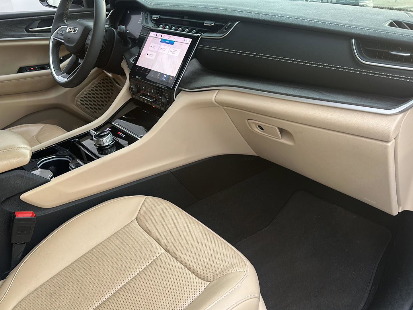 Used 2023 Jeep Grand Cherokee Limited w/ Luxury Tech Group II image 6