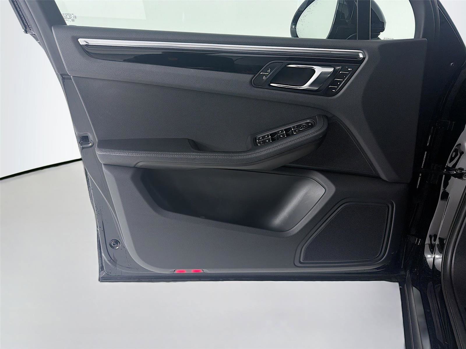 Certified 2023 Porsche Macan AWD/4WD image 6