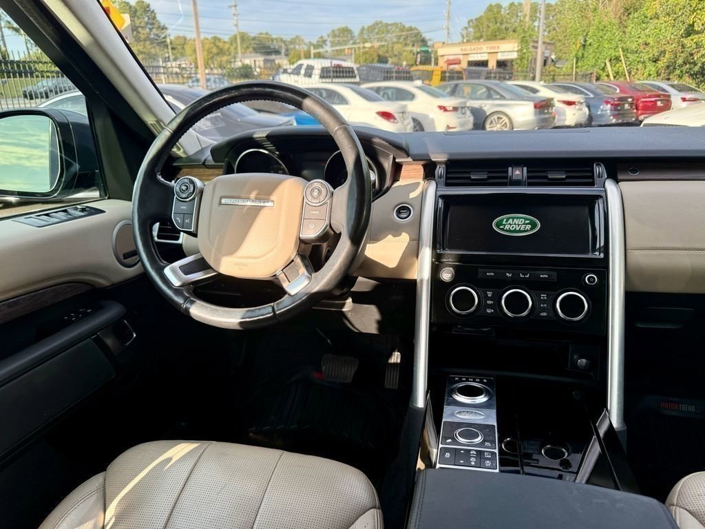 Used 2017 Land Rover Discovery HSE image 18