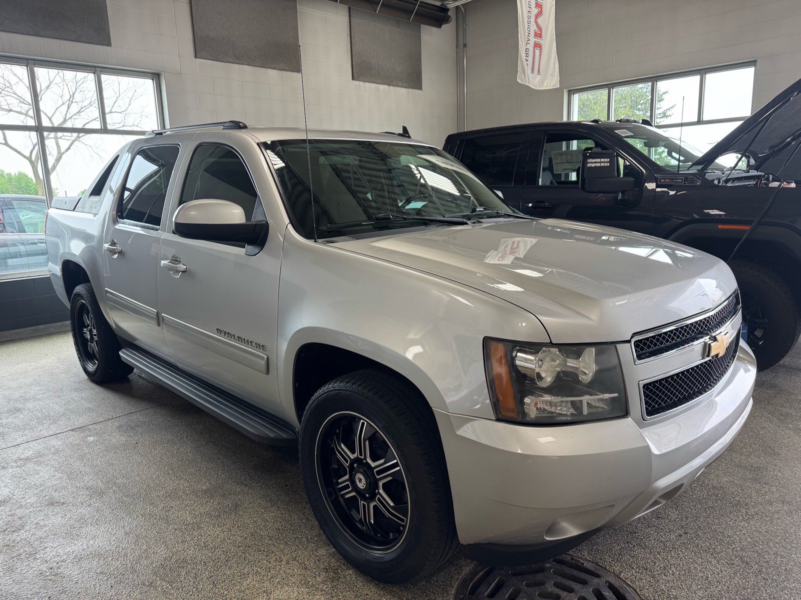 Used 2011 Chevrolet Avalanche LS w/ Convenience Package AWD/4WD image 3