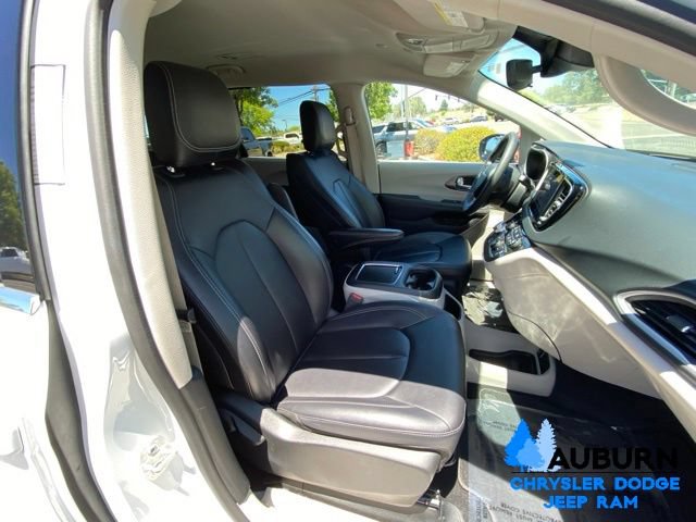 Used 2024 Chrysler Pacifica Touring-L FWD image 16