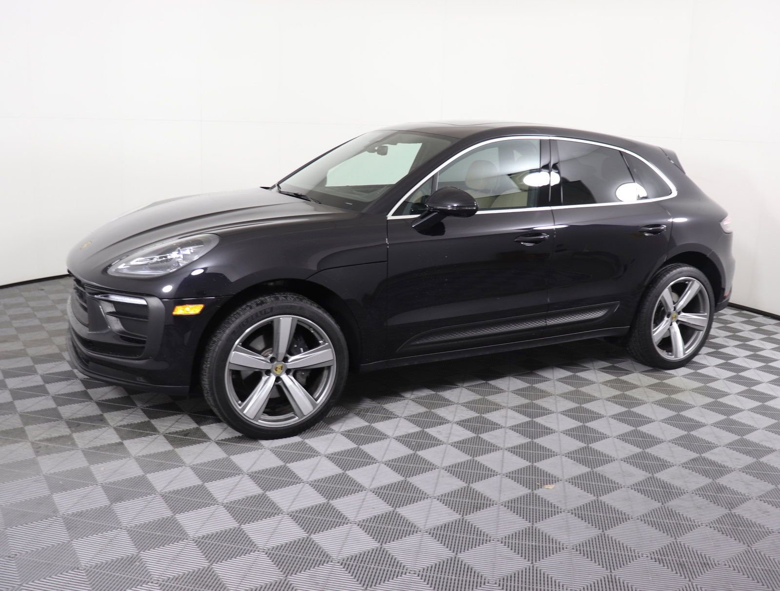 Used 2025 Porsche Macan image 21