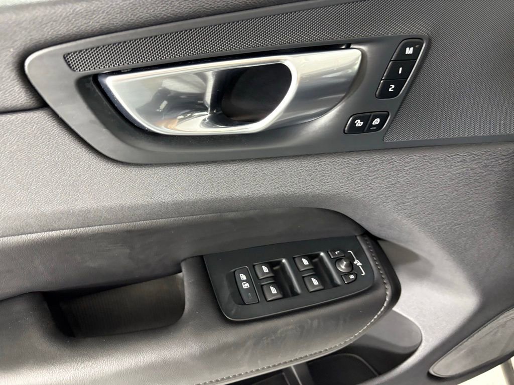 Used 2025 Volvo XC60 B5 Plus AWD/4WD image 20