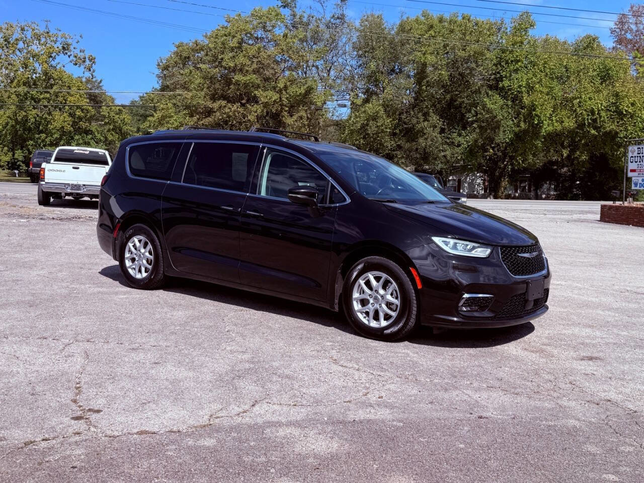 Used 2021 Chrysler Pacifica Touring-L image 8