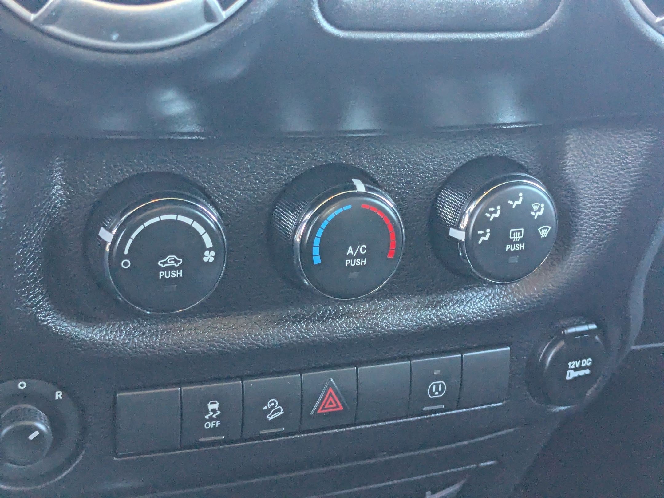 Used 2015 Jeep Wrangler Unlimited Sahara w/ Connectivity Group image 21