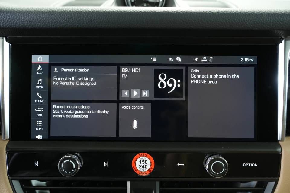 Certified 2025 Porsche Macan AWD/4WD image 17