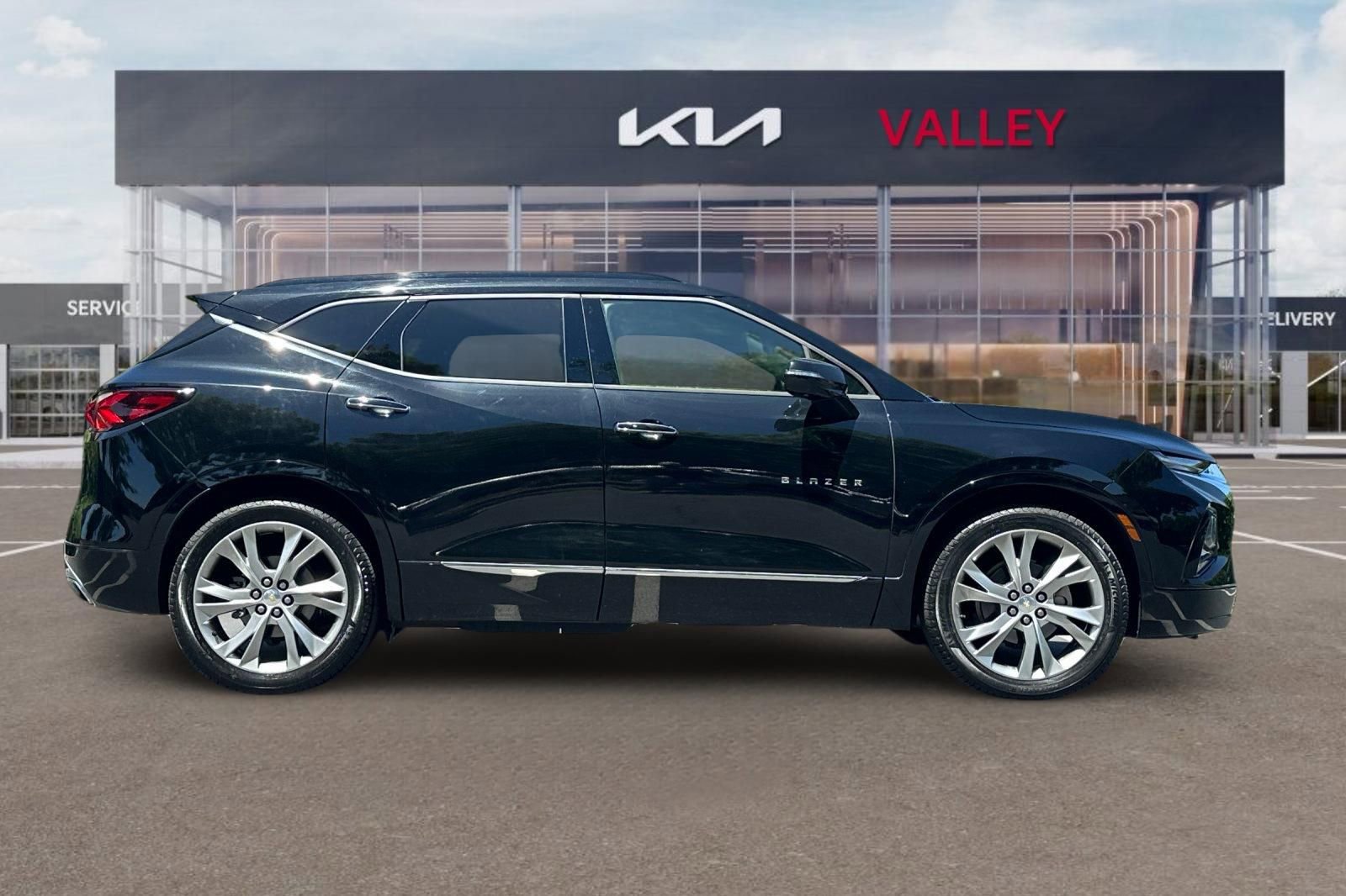 Used 2019 Chevrolet Blazer Premier w/ Sun and Wheels Package FWD image 3