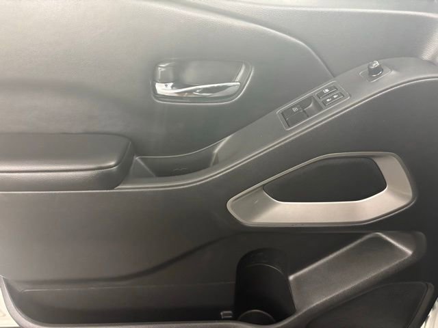 Used 2025 Nissan Frontier SV image 18