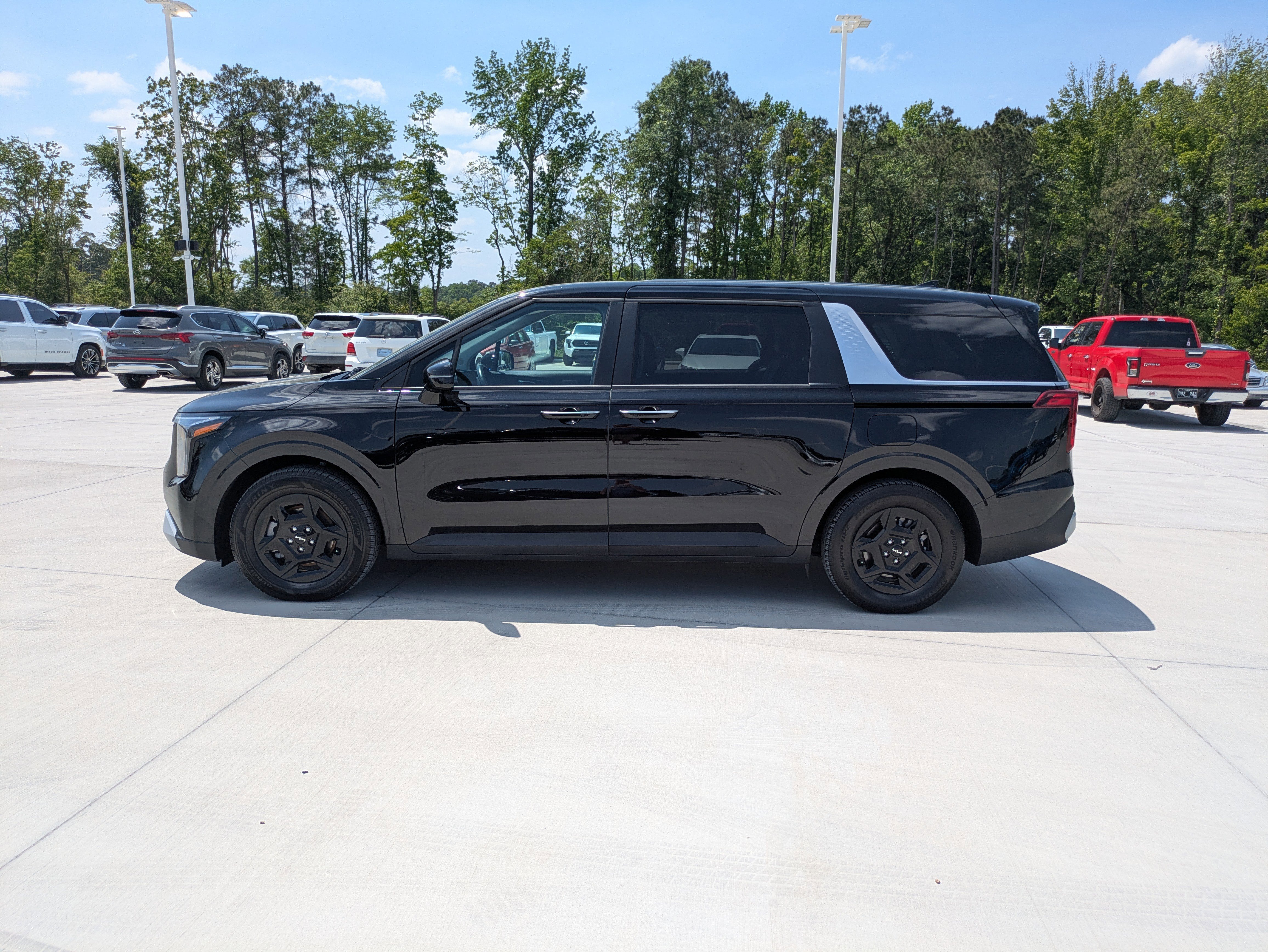Used 2025 Kia Carnival FWD image 4