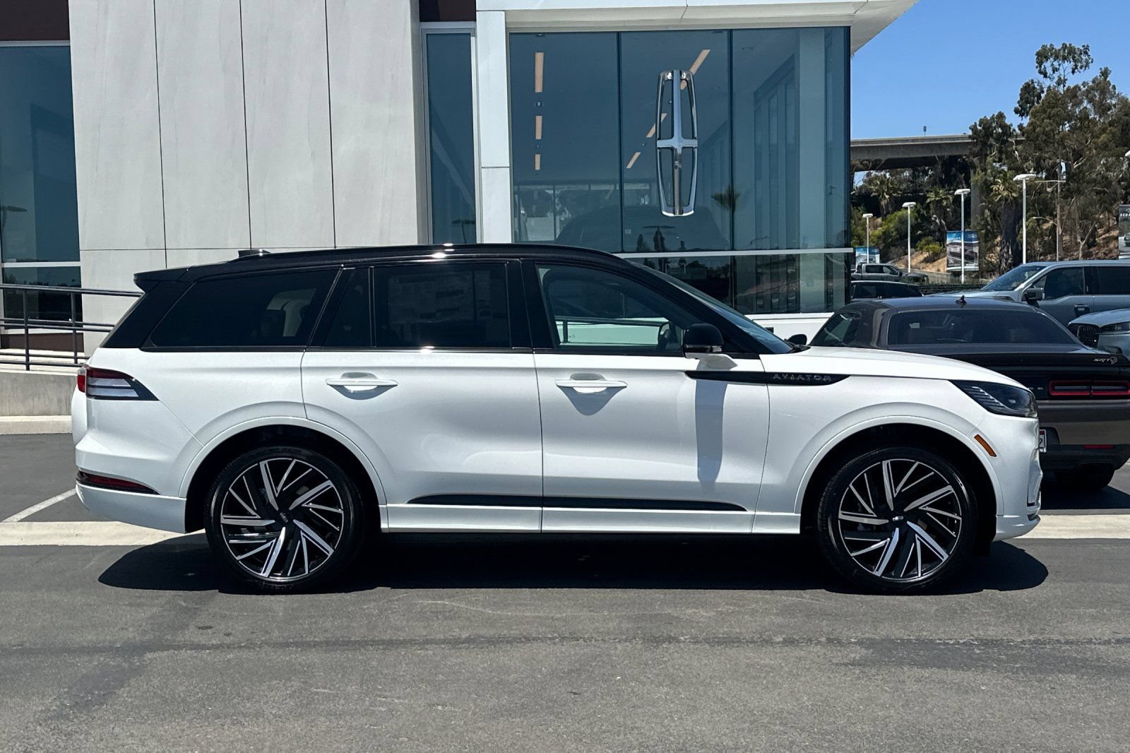 New 2026 Lincoln Aviator Black Label w/ Black Label Special Edition AWD/4WD image 2