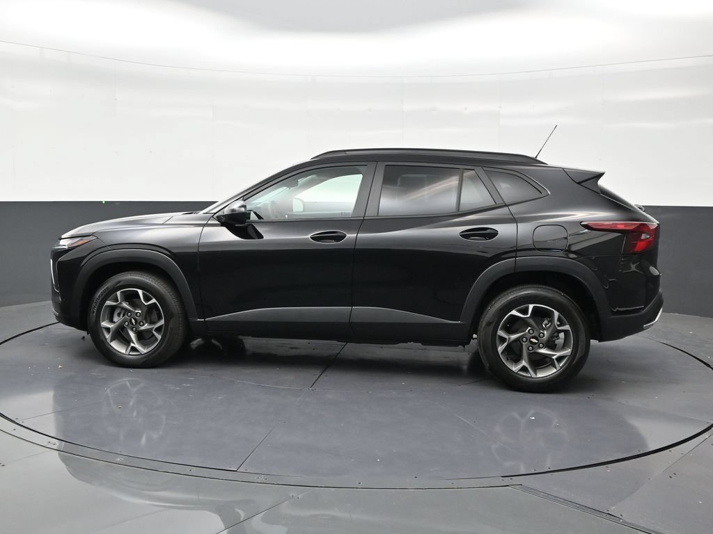 Used 2024 Chevrolet Trax LT FWD image 2