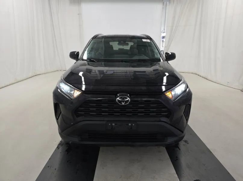 Used 2021 Toyota RAV4 LE image 4