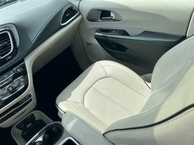 Used 2020 Chrysler Pacifica Limited w/ Advanced Safetytec Group FWD image 13