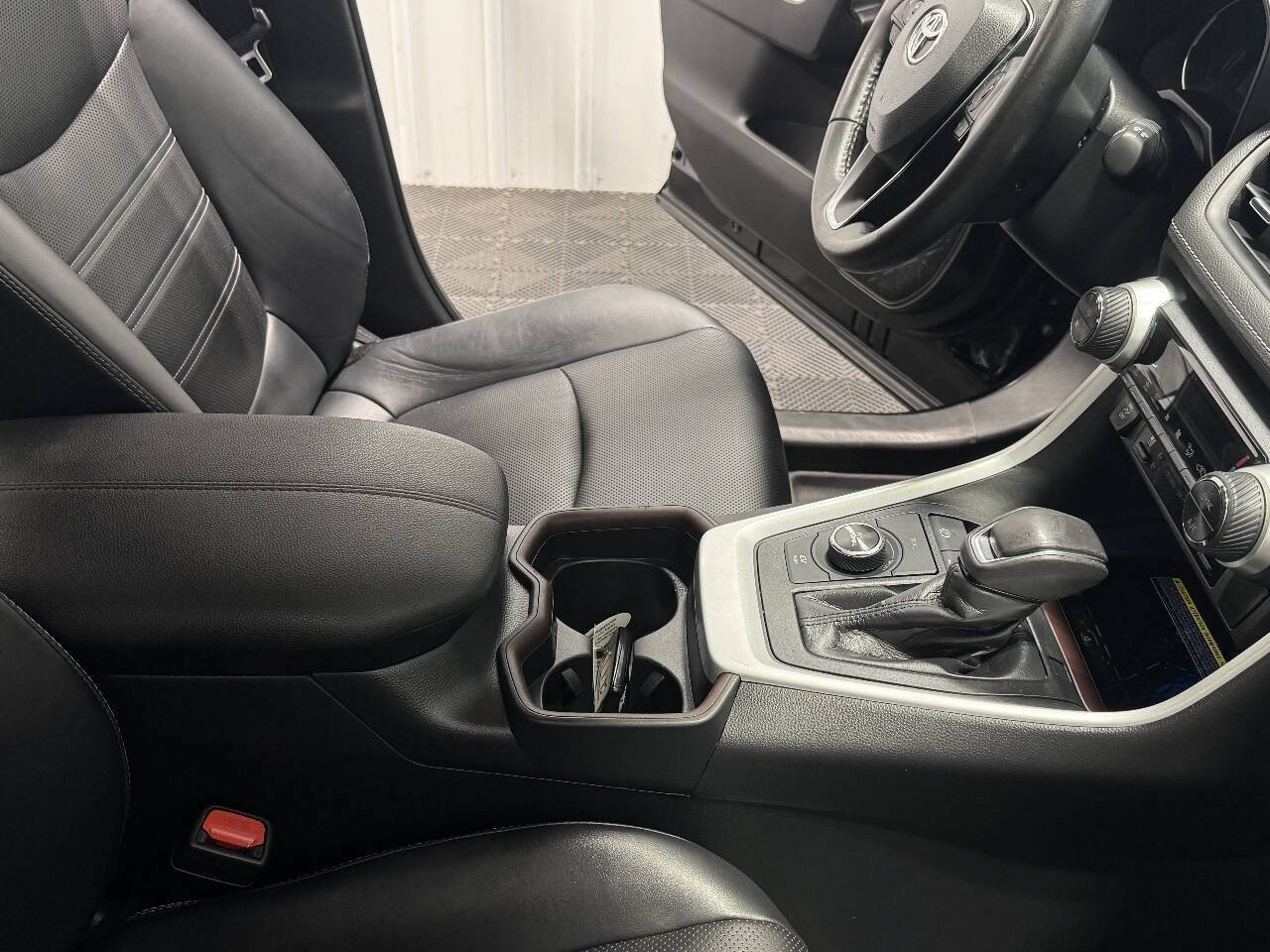 Used 2020 Toyota RAV4 Limited AWD/4WD image 24