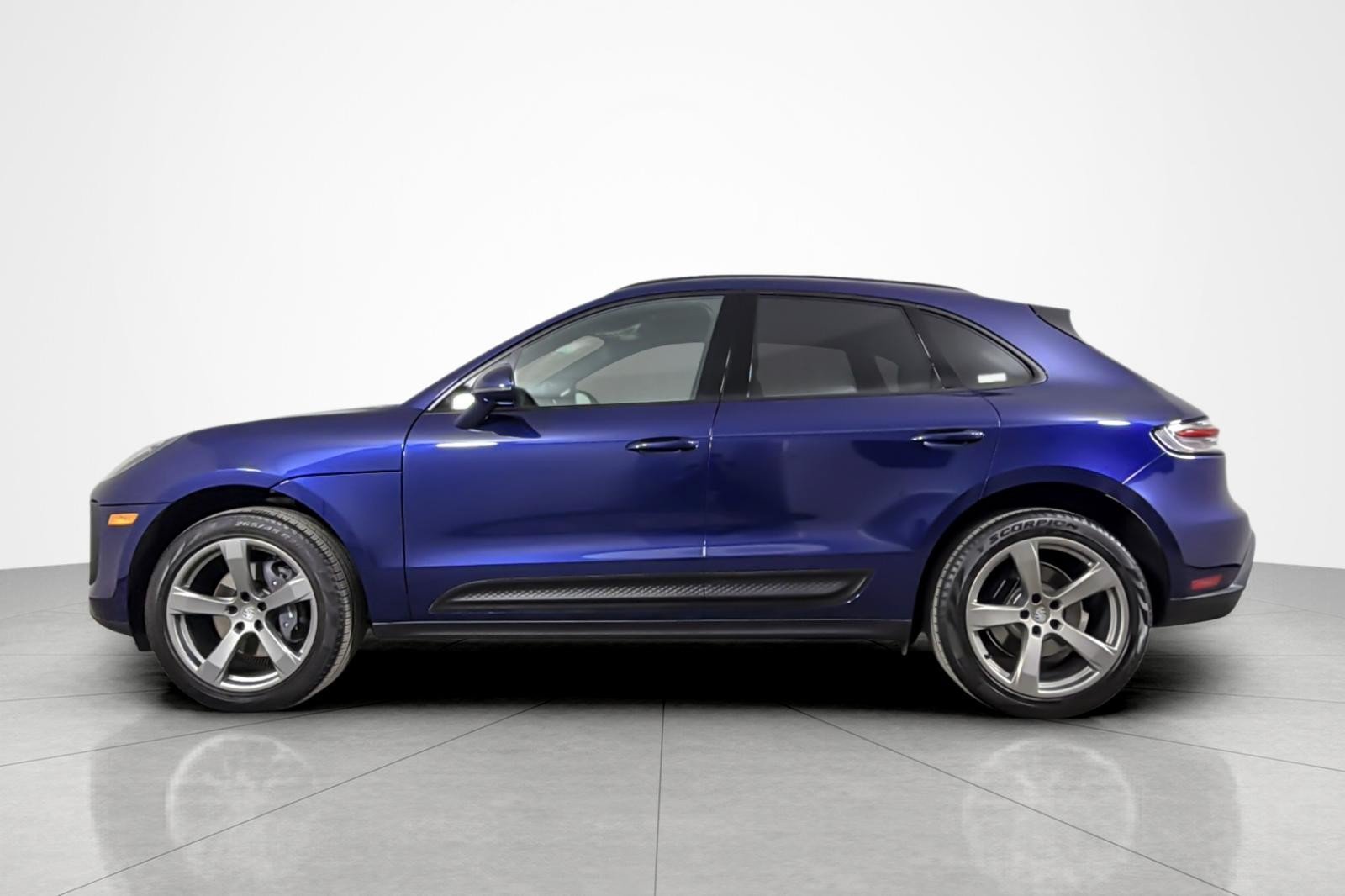 Used 2023 Porsche Macan AWD/4WD image 2