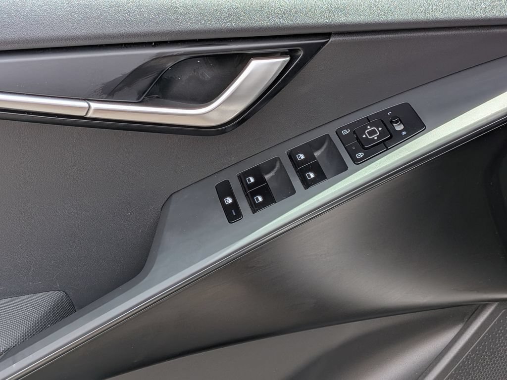 Used 2025 Kia Niro LX FWD image 13