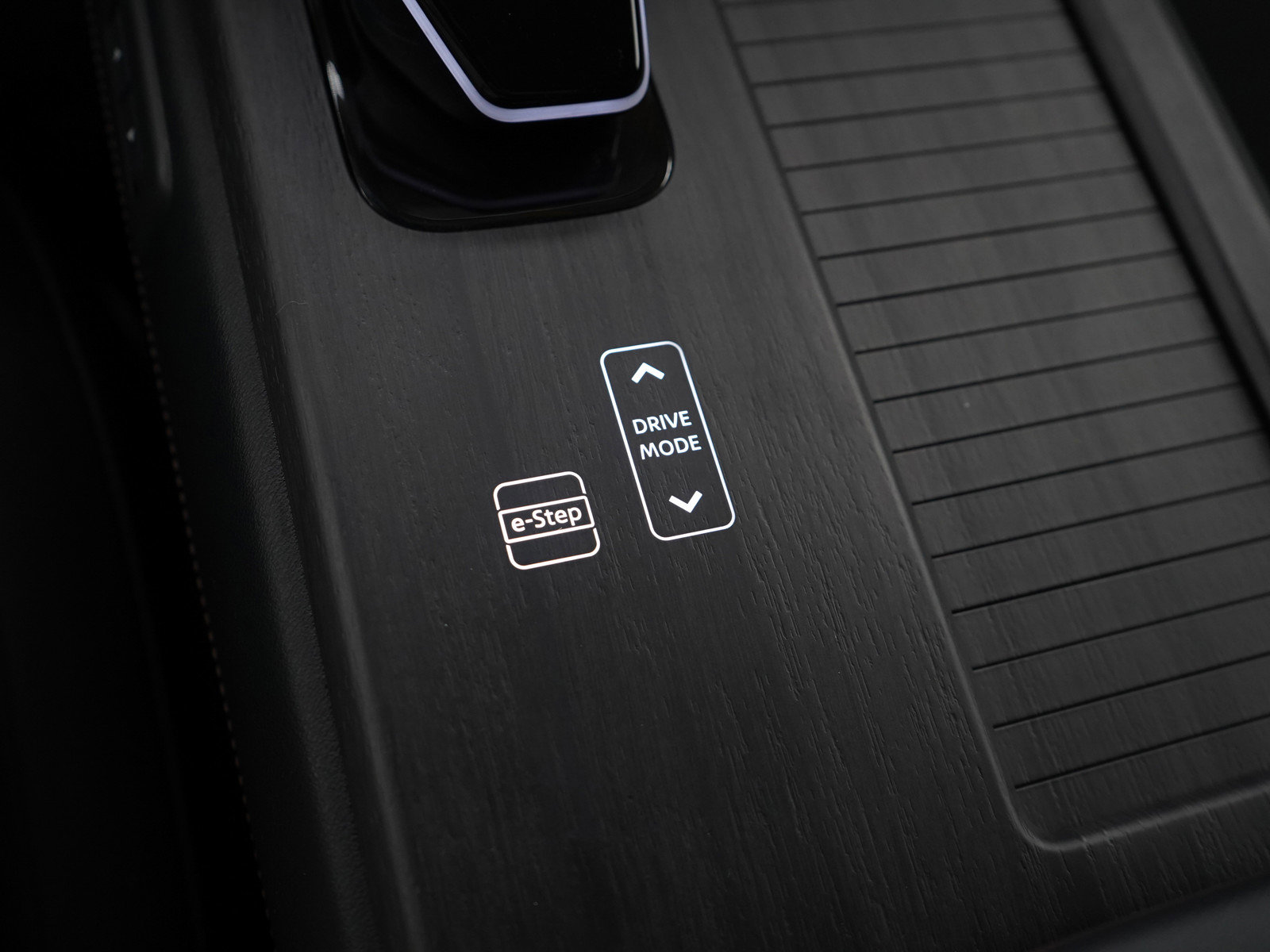 Used 2024 Nissan Ariya AWD image 23