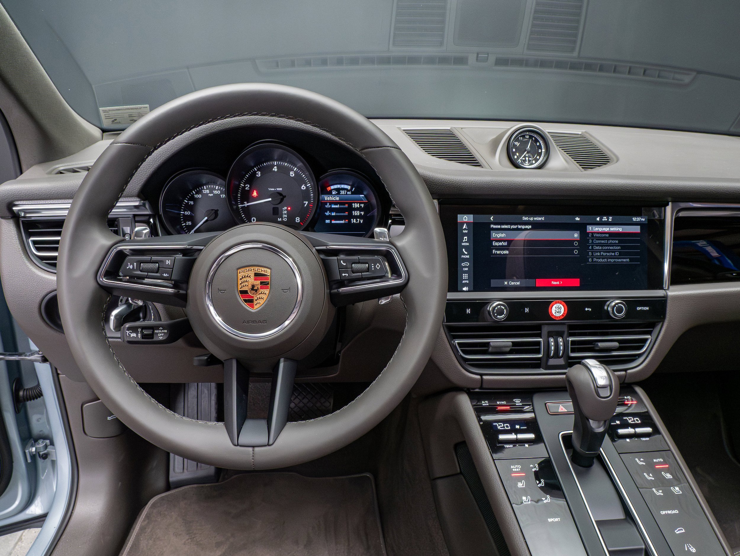 Certified 2025 Porsche Macan AWD/4WD image 18