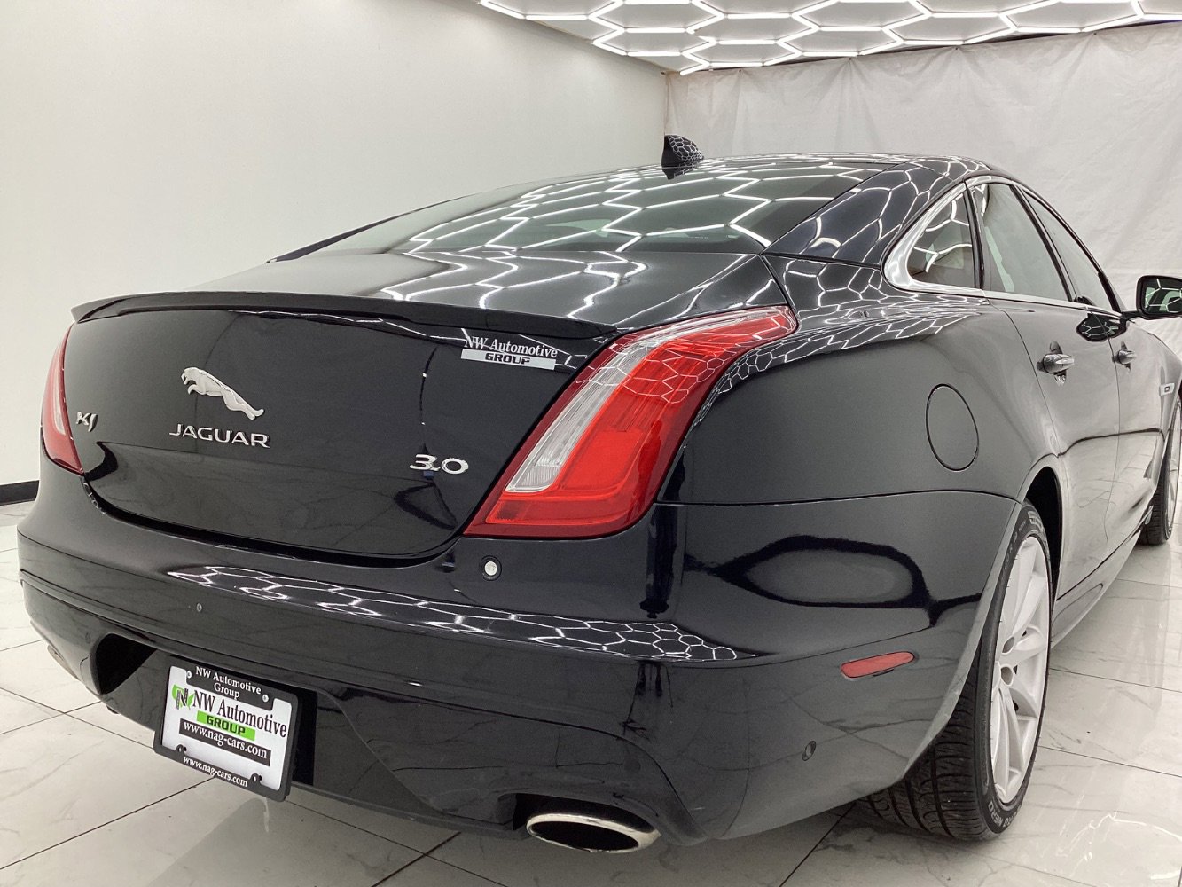Used 2018 Jaguar XJ R-Sport image 9