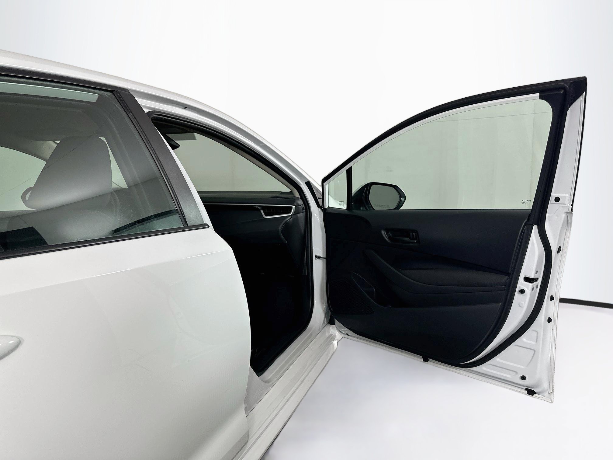 Used 2025 Toyota Corolla LE FWD image 29