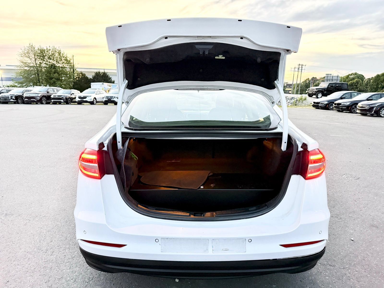 Used 2019 Ford Fusion SE FWD image 34