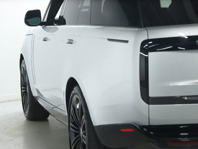 Certified 2025 Land Rover Range Rover SE image 6
