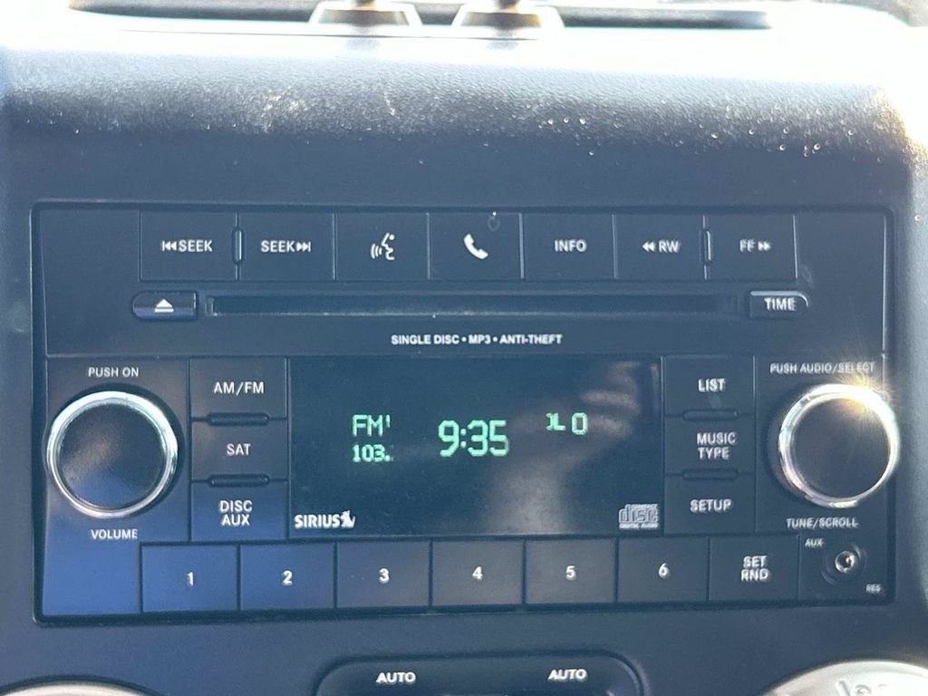 Used 2018 Jeep Wrangler Unlimited Rubicon w/ Connectivity Group AWD/4WD image 34
