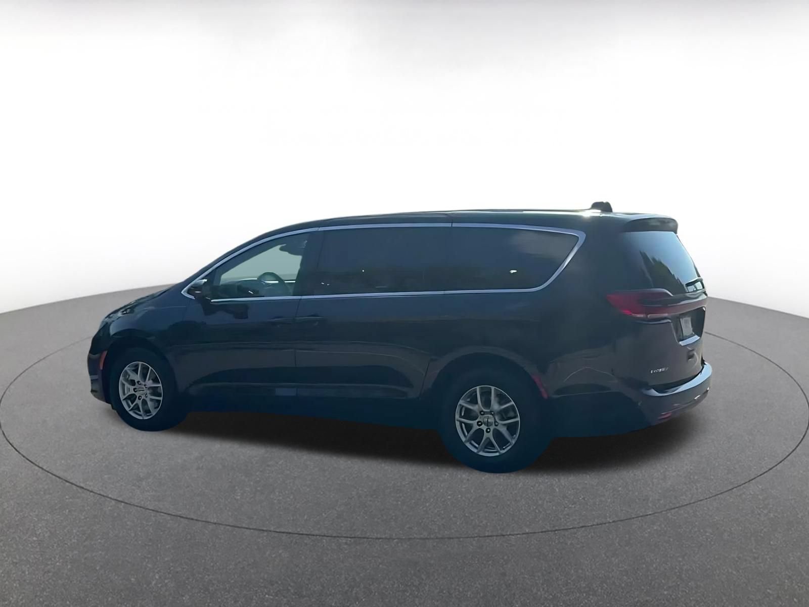 Used 2025 Chrysler Pacifica Select FWD image 9