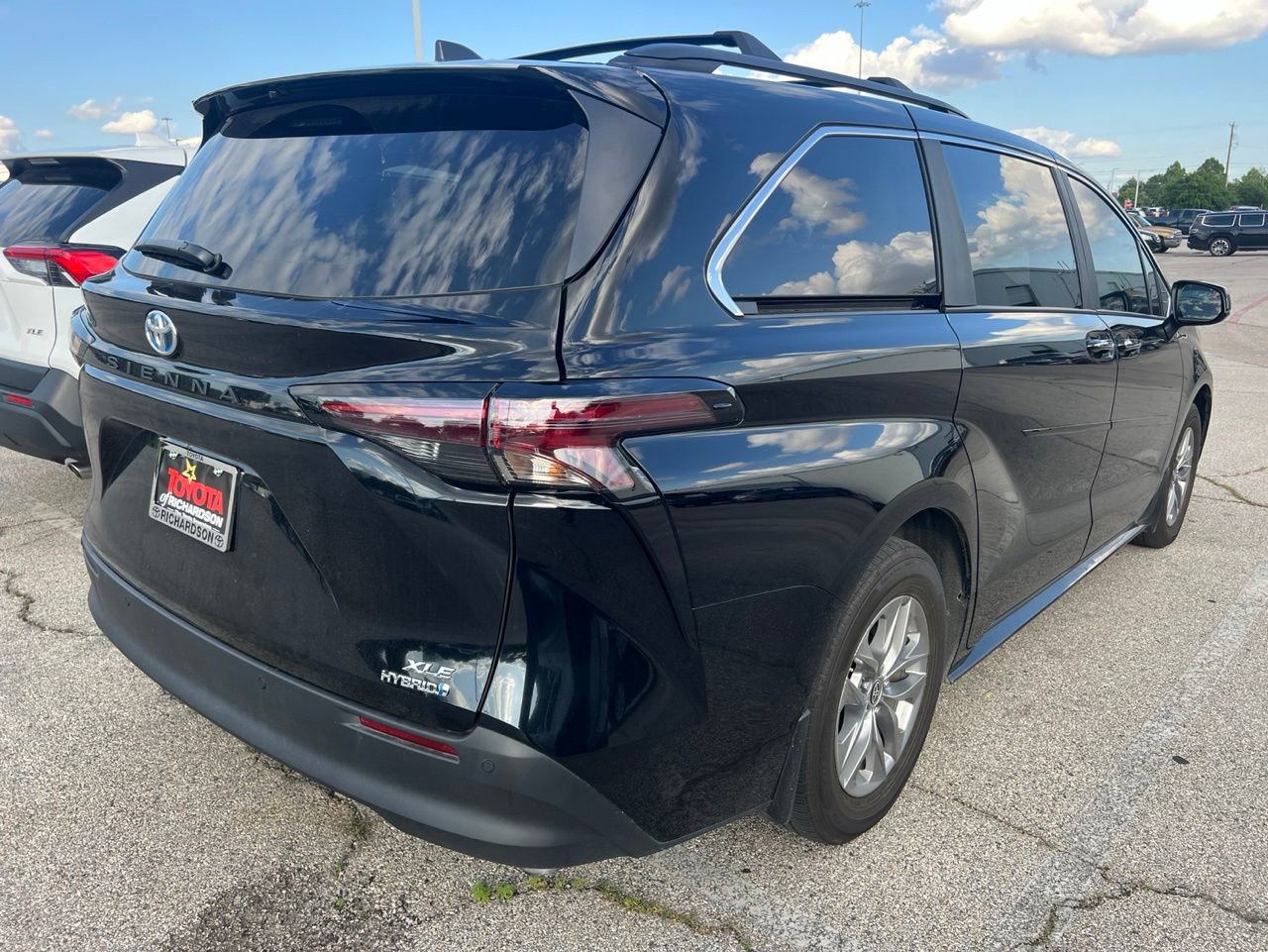 Used 2024 Toyota Sienna XLE FWD image 4