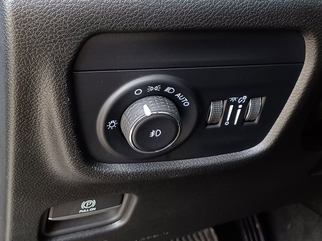 Used 2025 Jeep Grand Cherokee Limited w/ Black Appearance Package image 16