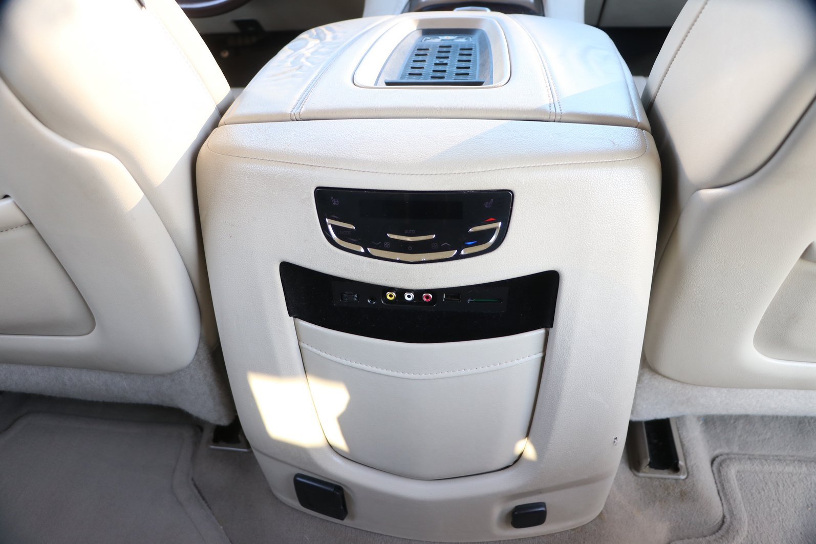 Used 2015 Cadillac Escalade Premium AWD/4WD image 35