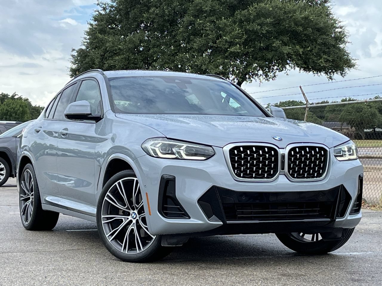 Used 2022 BMW X4 xDrive30i AWD/4WD image 2