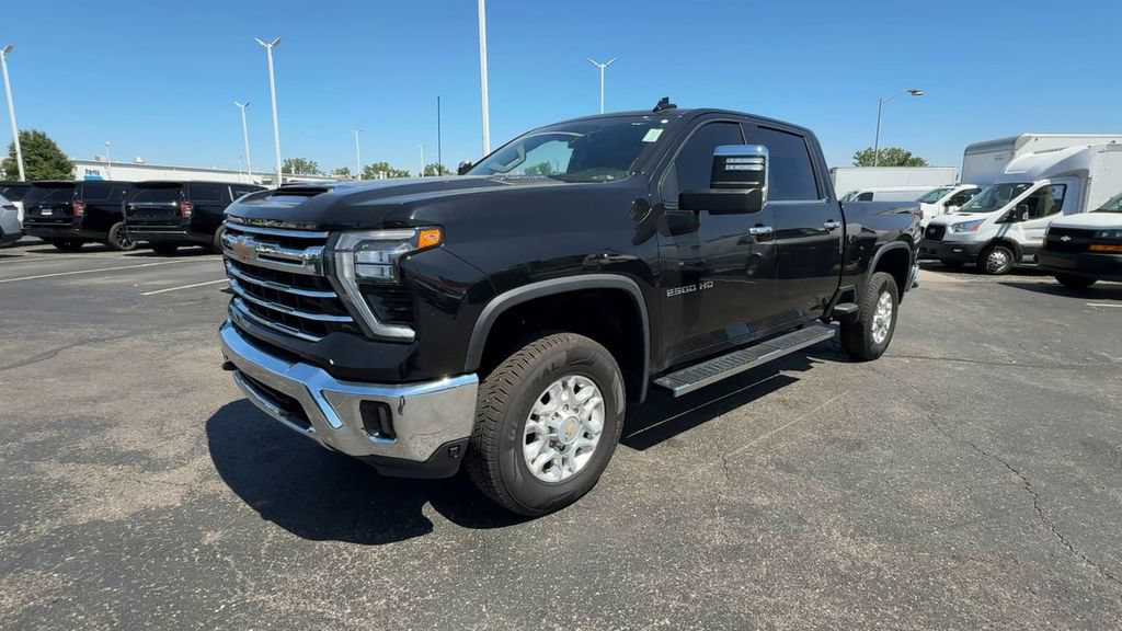 Used 2024 Chevrolet Silverado 2500 LTZ AWD/4WD image 4