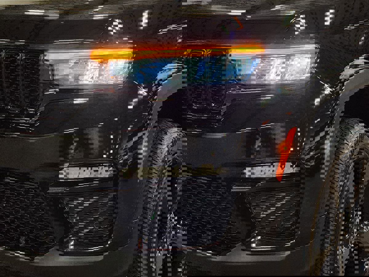 Used 2023 Jeep Grand Cherokee Limited w/ Luxury Tech Group II image 14