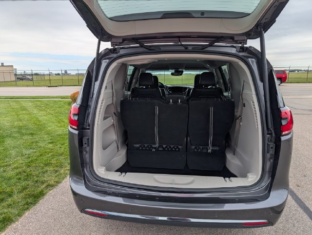 Used 2022 Chrysler Pacifica Touring-L FWD image 10