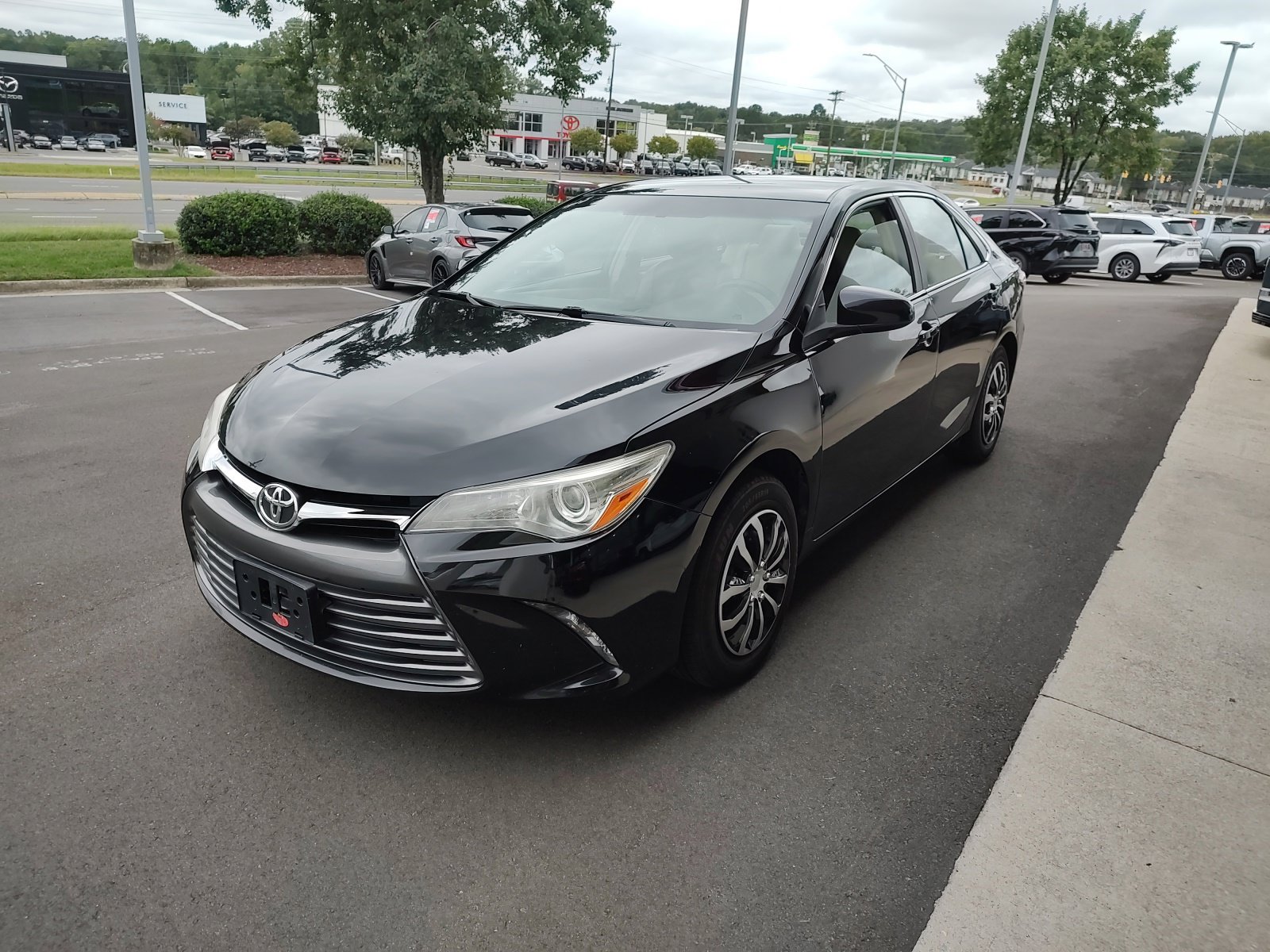 Used 2017 Toyota Camry LE FWD image 5