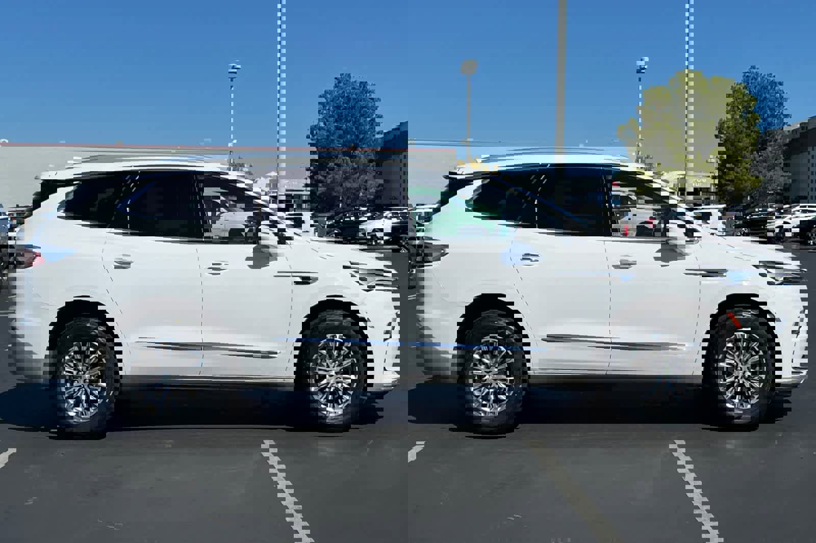 Used 2022 Buick Enclave Essence image 6