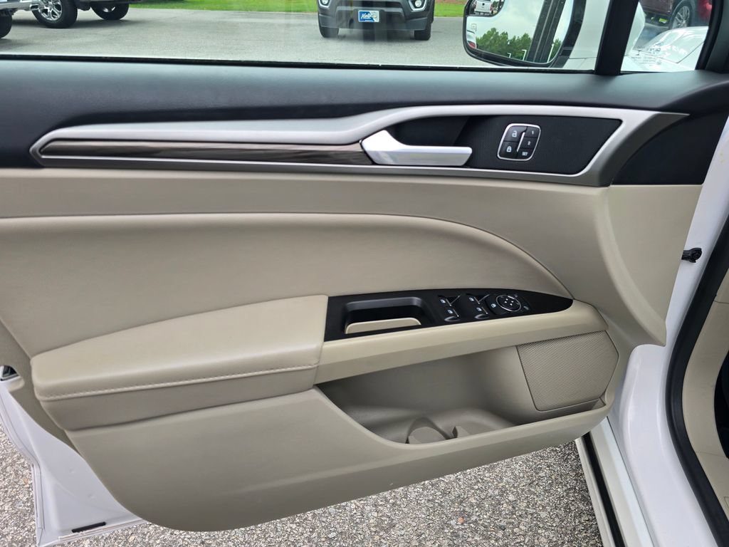Used 2017 Ford Fusion SE w/ Fusion SE Technology Package FWD image 10