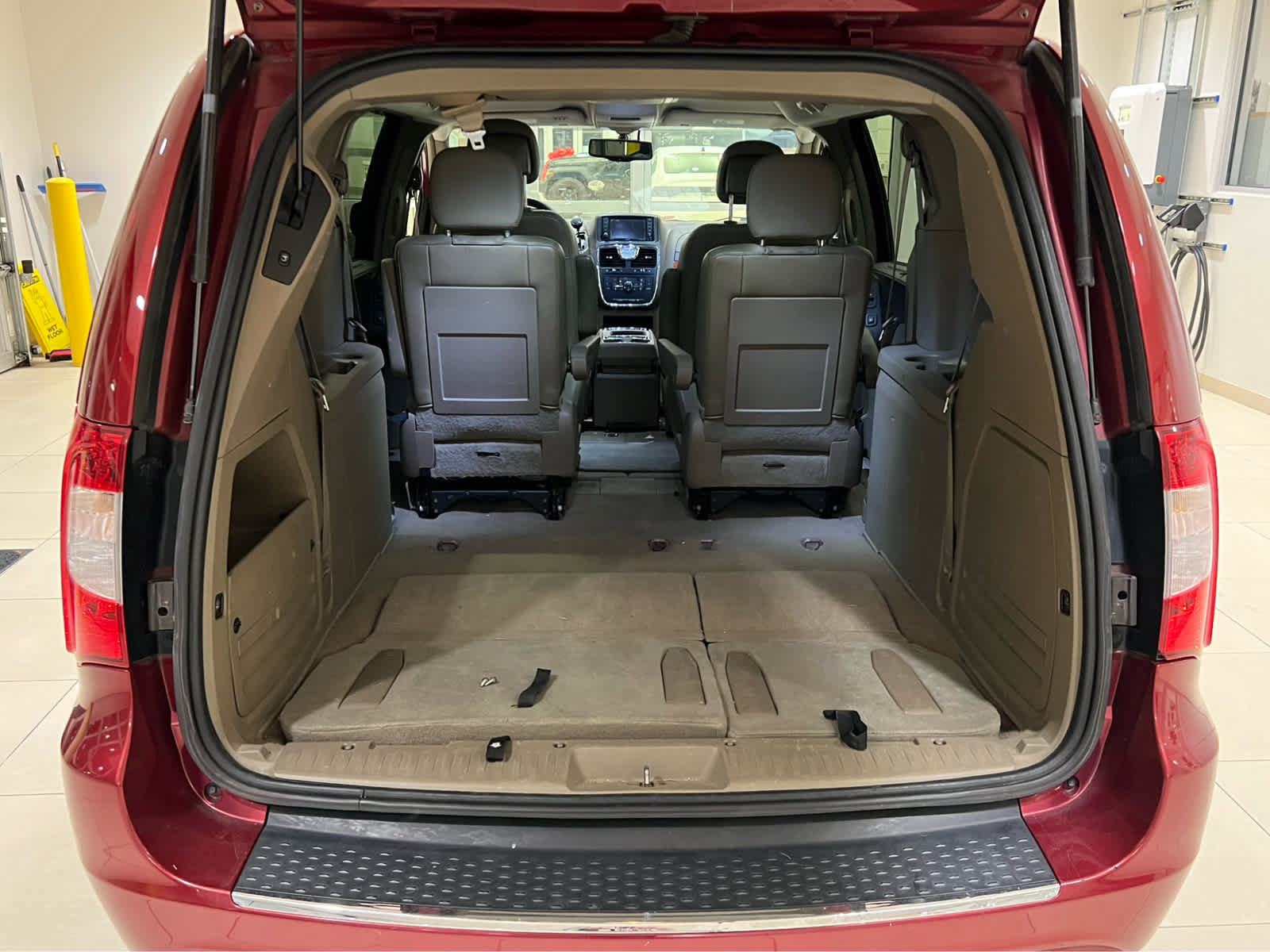 Used 2015 Chrysler Town & Country Touring-L w/ Driver Convenience Group FWD image 5