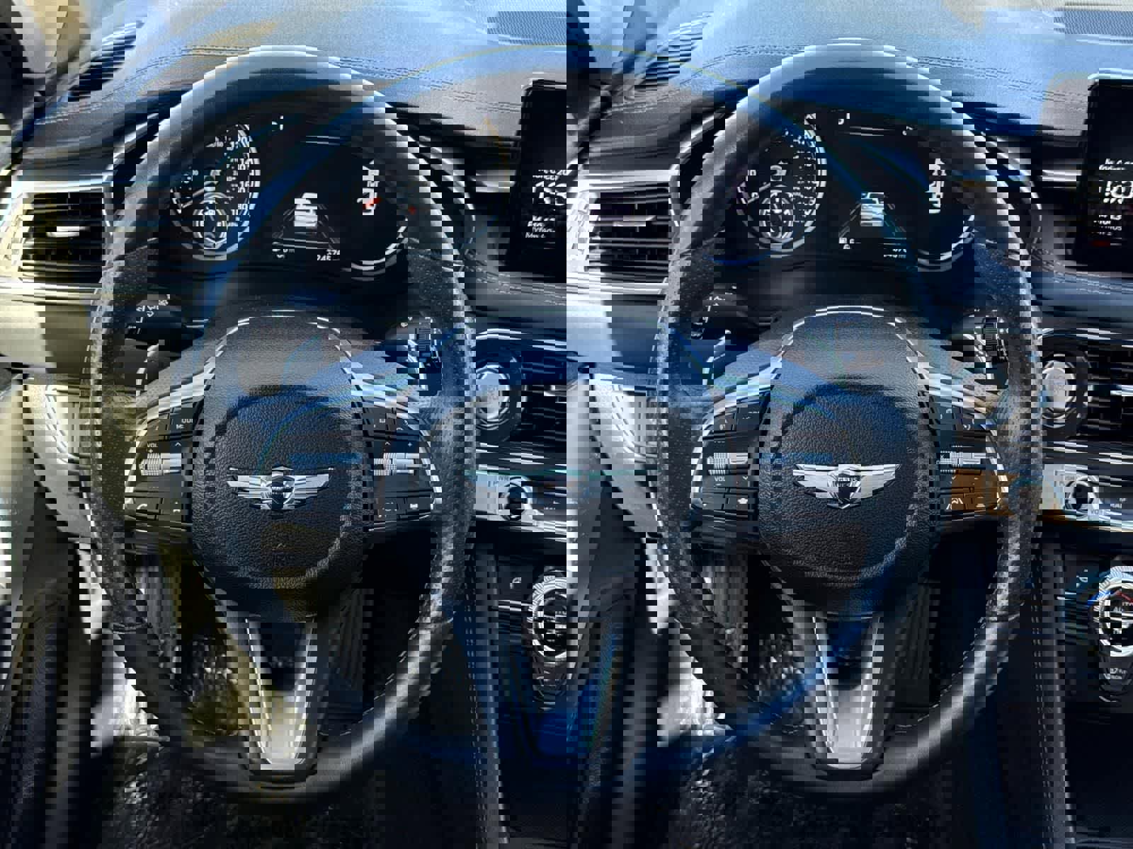 Used 2023 Genesis G70 2.0T image 9