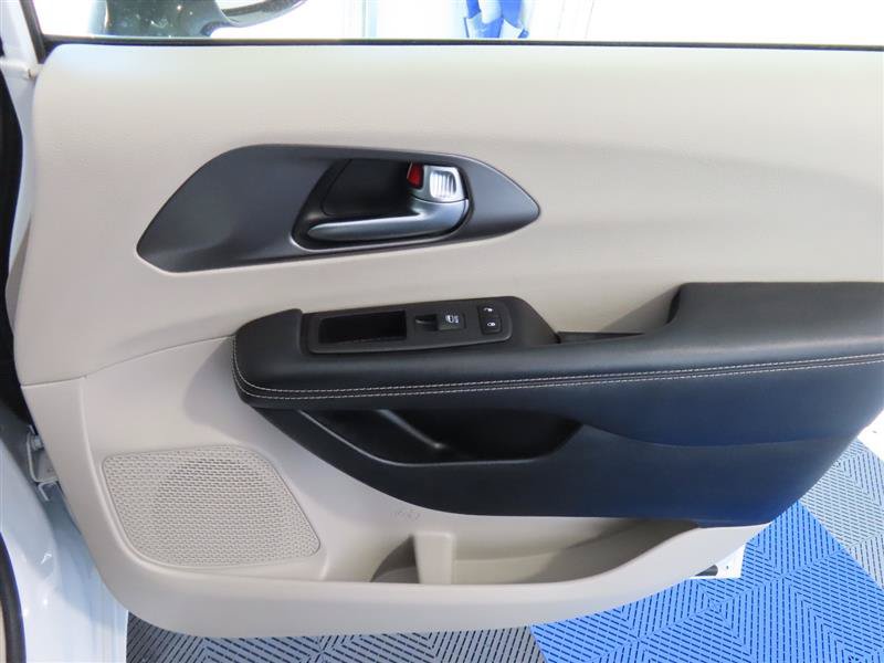 Used 2024 Chrysler Pacifica Touring-L FWD image 33